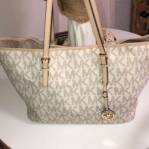Beautiful Michael Kors shoulder bag, worn twice.